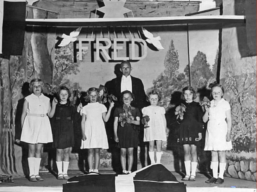 B60-Foto: Ledøje-Smørum Lokalarkiv - Befrielsesfest i Ledøje Forsamlingshus 1945. Fra Arkiv.dk